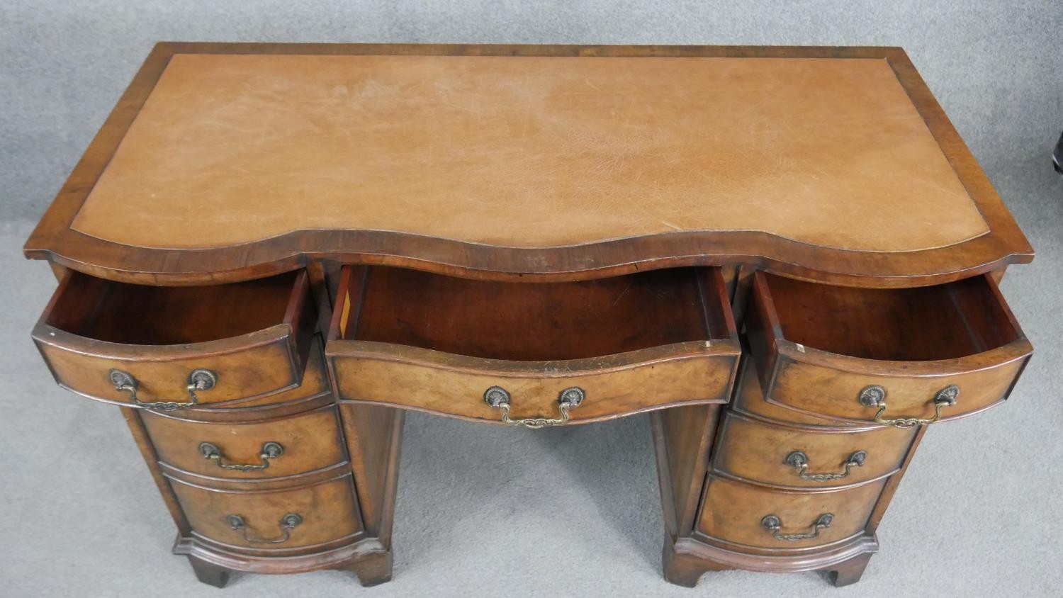 A Reprodux Georgian style figured mahogany pedestal desk with inset leather shaped top on shaped - Image 3 of 7