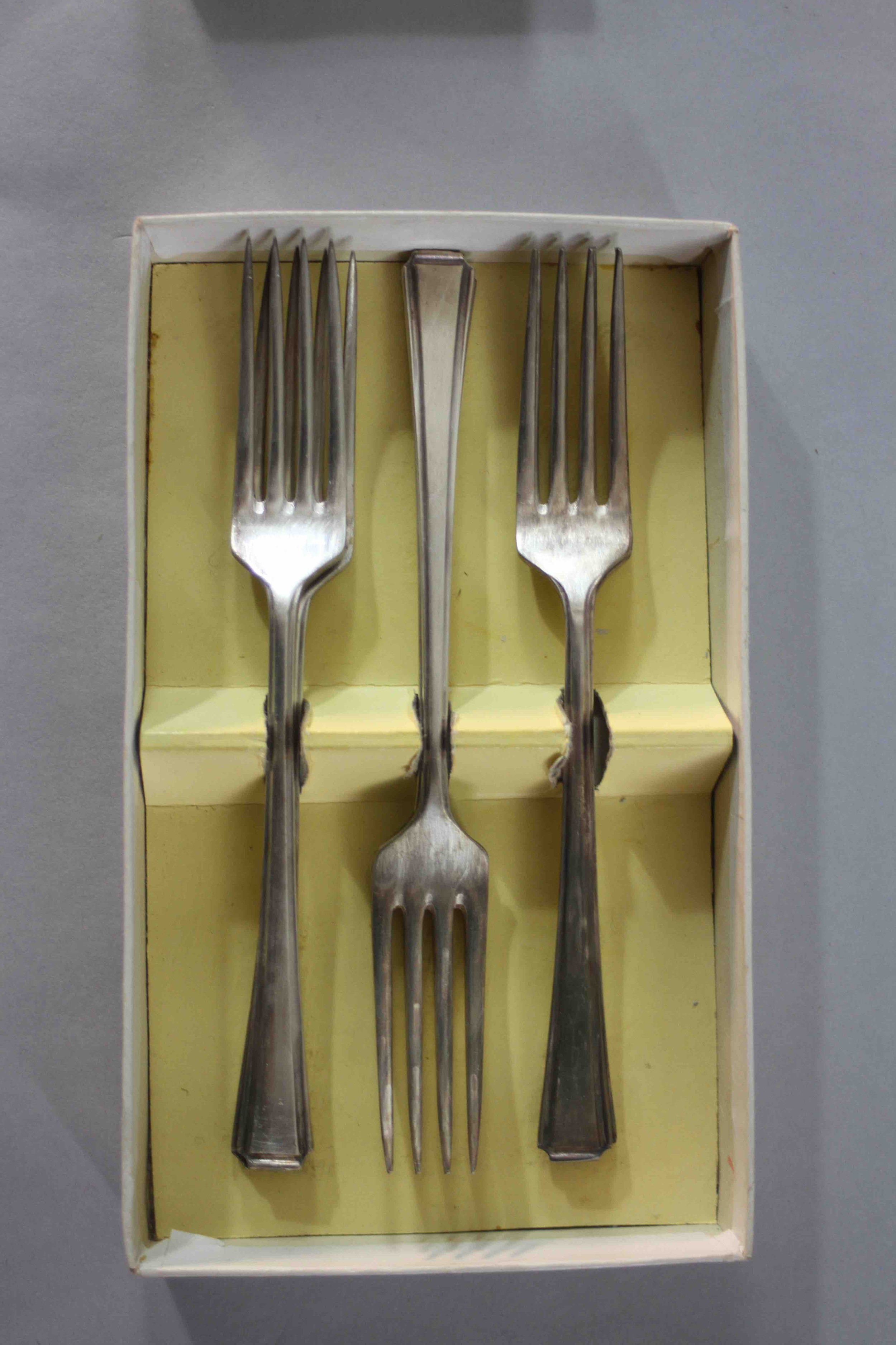 Three boxes of Priestly & Moore silver plated forks and spoons. (18 pieces in total) - Image 5 of 8
