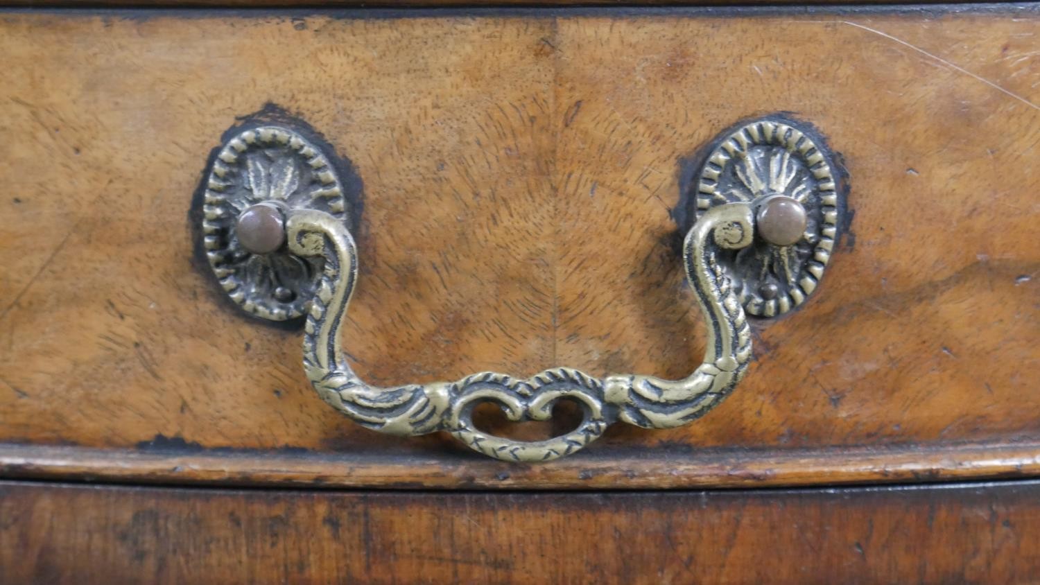 A Reprodux Georgian style figured mahogany pedestal desk with inset leather shaped top on shaped - Image 6 of 7