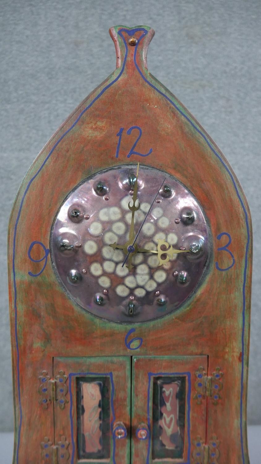 A Diane McCormick pottery clock in the form of a clock tower with double opening doors and battery - Image 5 of 7