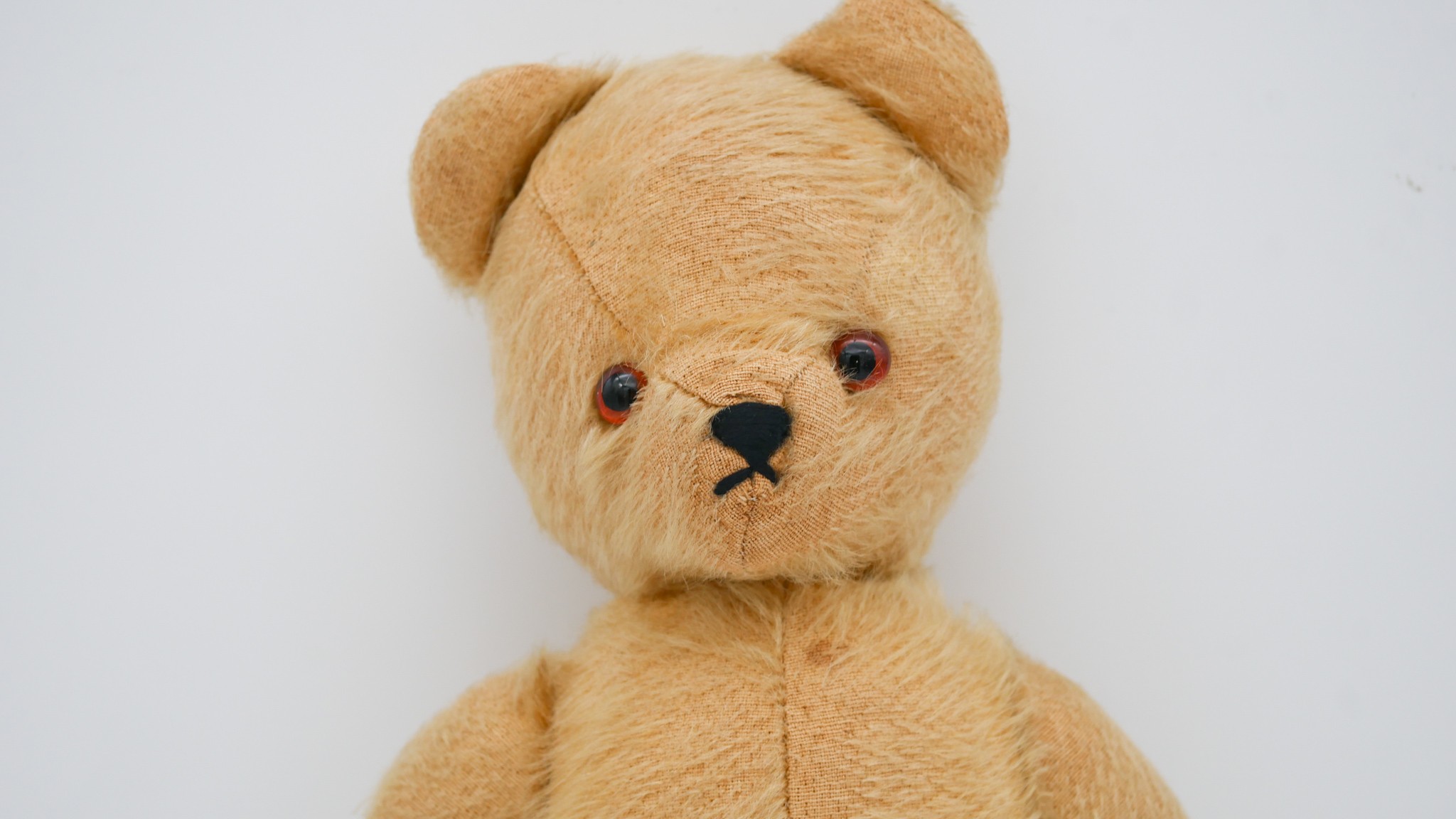 An antique yellow growler teddy bear with glass eyes and leather pads. - Image 5 of 5