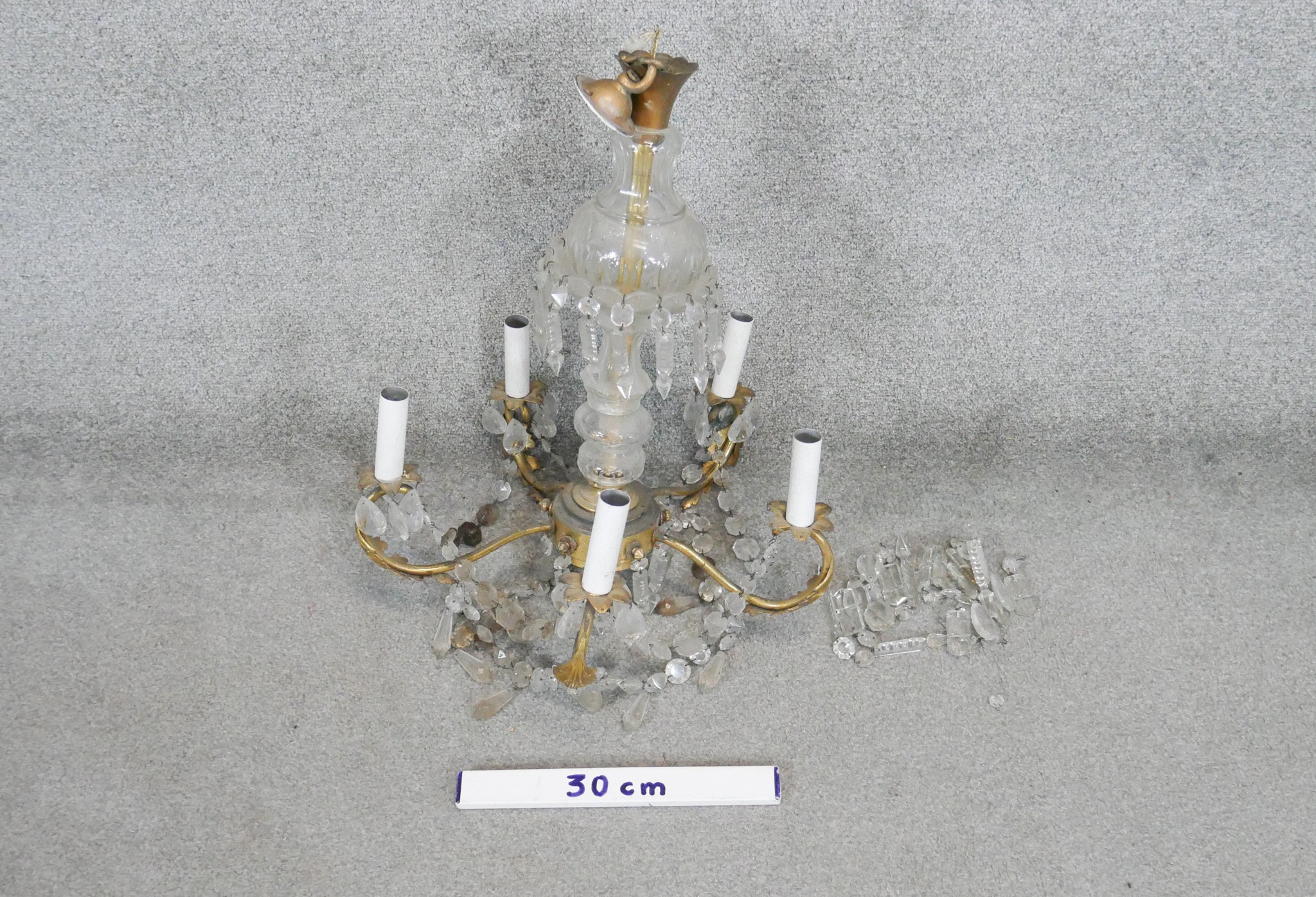 A cut crystal and gilt metal five branch chandelier with loose crystals. Diam.57 CM - Image 2 of 5