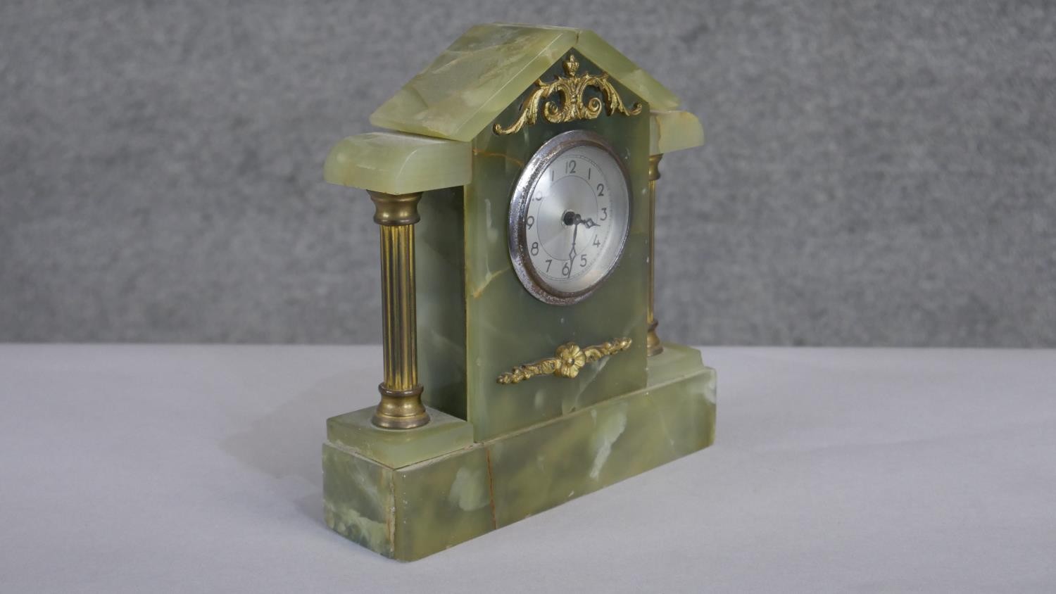 A vintage architectural style green alabaster mantle clock with gilt metal columns and ormolu - Image 2 of 5
