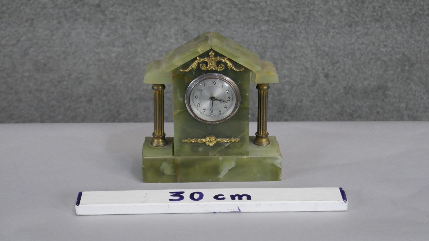 A vintage architectural style green alabaster mantle clock with gilt metal columns and ormolu - Image 5 of 5