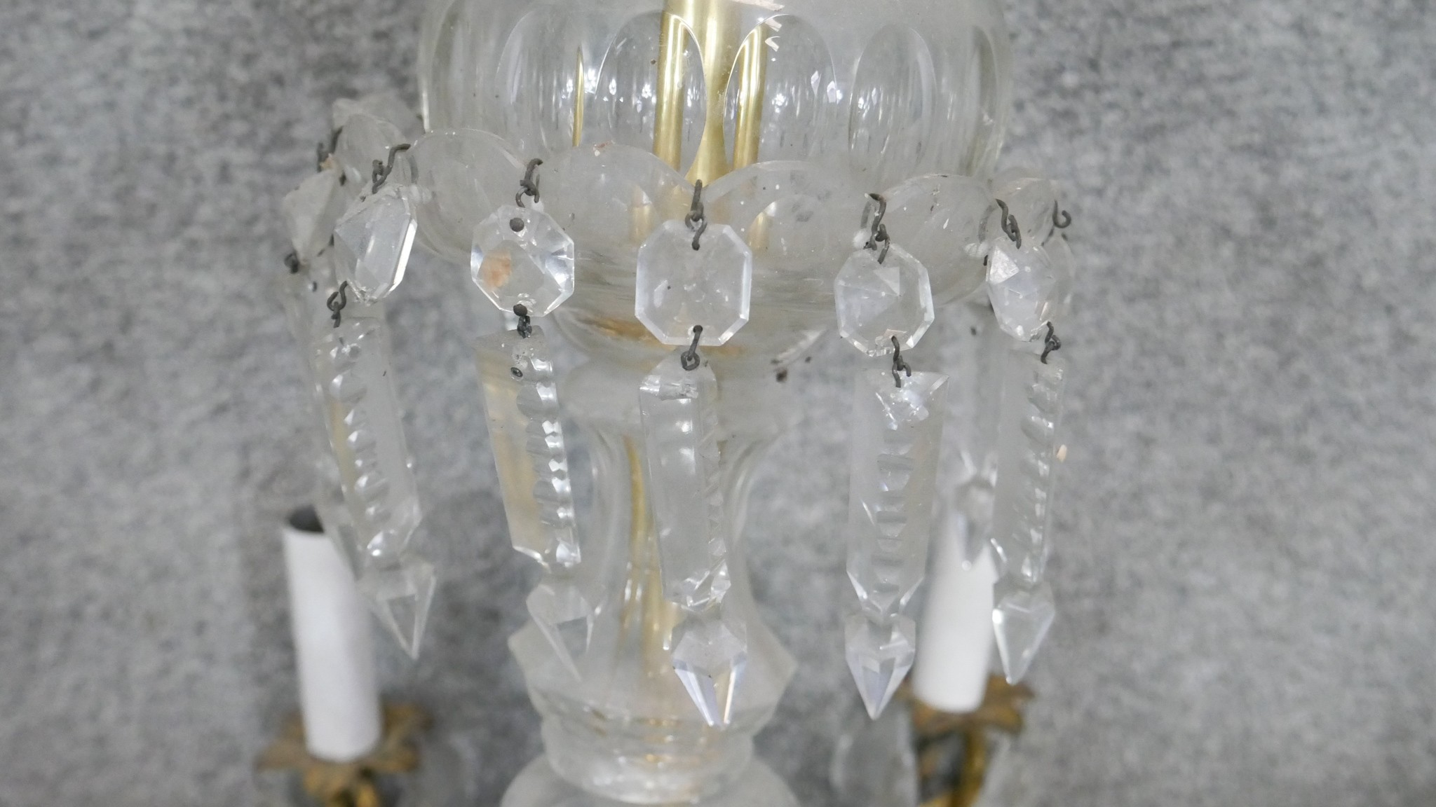 A cut crystal and gilt metal five branch chandelier with loose crystals. Diam.57 CM - Image 4 of 5