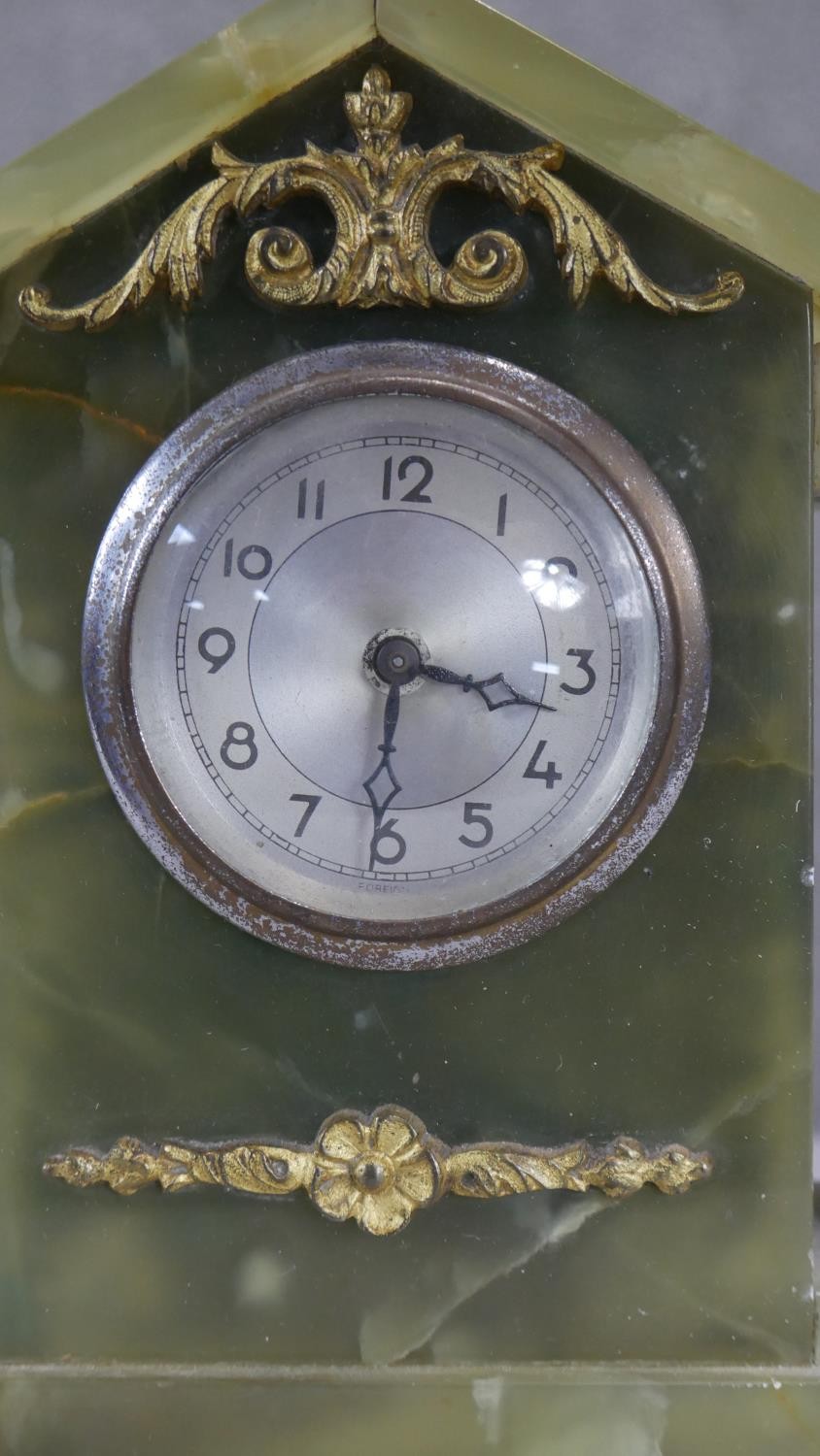 A vintage architectural style green alabaster mantle clock with gilt metal columns and ormolu - Image 3 of 5