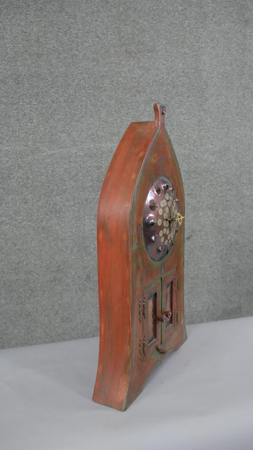 A Diane McCormick pottery clock in the form of a clock tower with double opening doors and battery - Image 2 of 7
