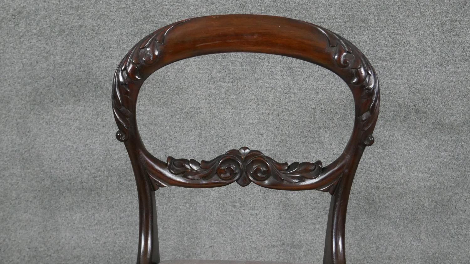 A set of six Victorian acanthus carved mahogany shaped back dining chairs on turned tapering - Image 4 of 7