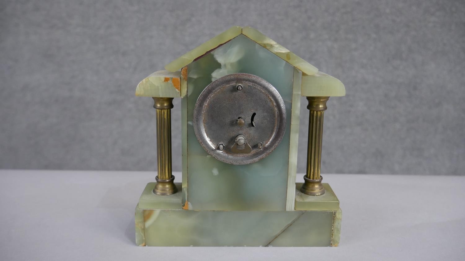 A vintage architectural style green alabaster mantle clock with gilt metal columns and ormolu - Image 4 of 5