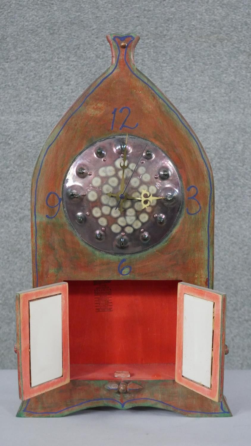 A Diane McCormick pottery clock in the form of a clock tower with double opening doors and battery - Image 3 of 7