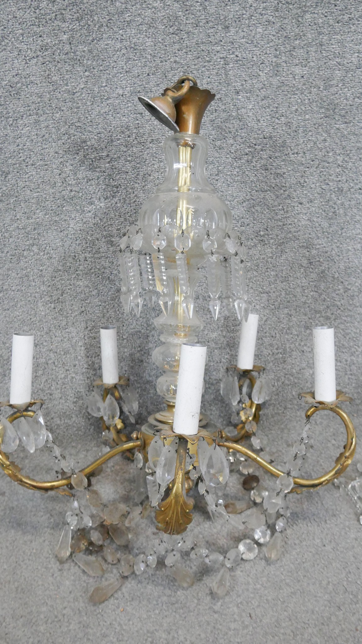 A cut crystal and gilt metal five branch chandelier with loose crystals. Diam.57 CM - Image 3 of 5