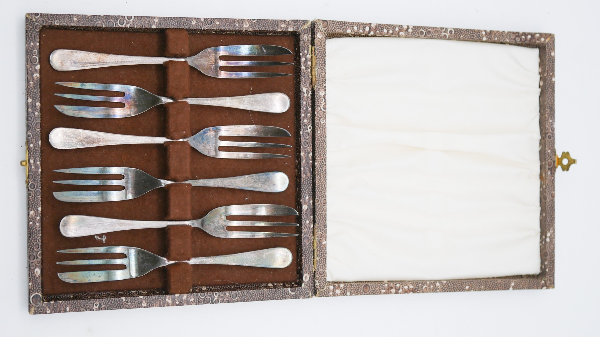 A leather cased set of Mappin and Webb silver plated fruit knives, a leather cased pair of silver - Image 9 of 10