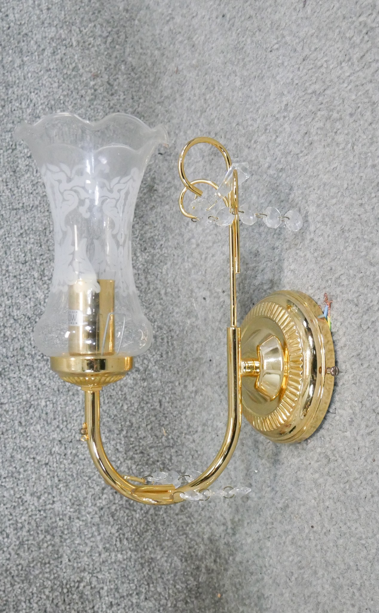 Three glass wall lights. Including a pair of brass and etched glass shade wall lights and a maroon - Image 3 of 5