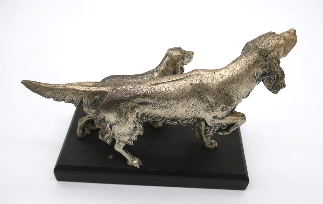 A silver plated Irish setter and puppy, intricately modelled mounted on a black wooden base. H.17 - Image 3 of 4
