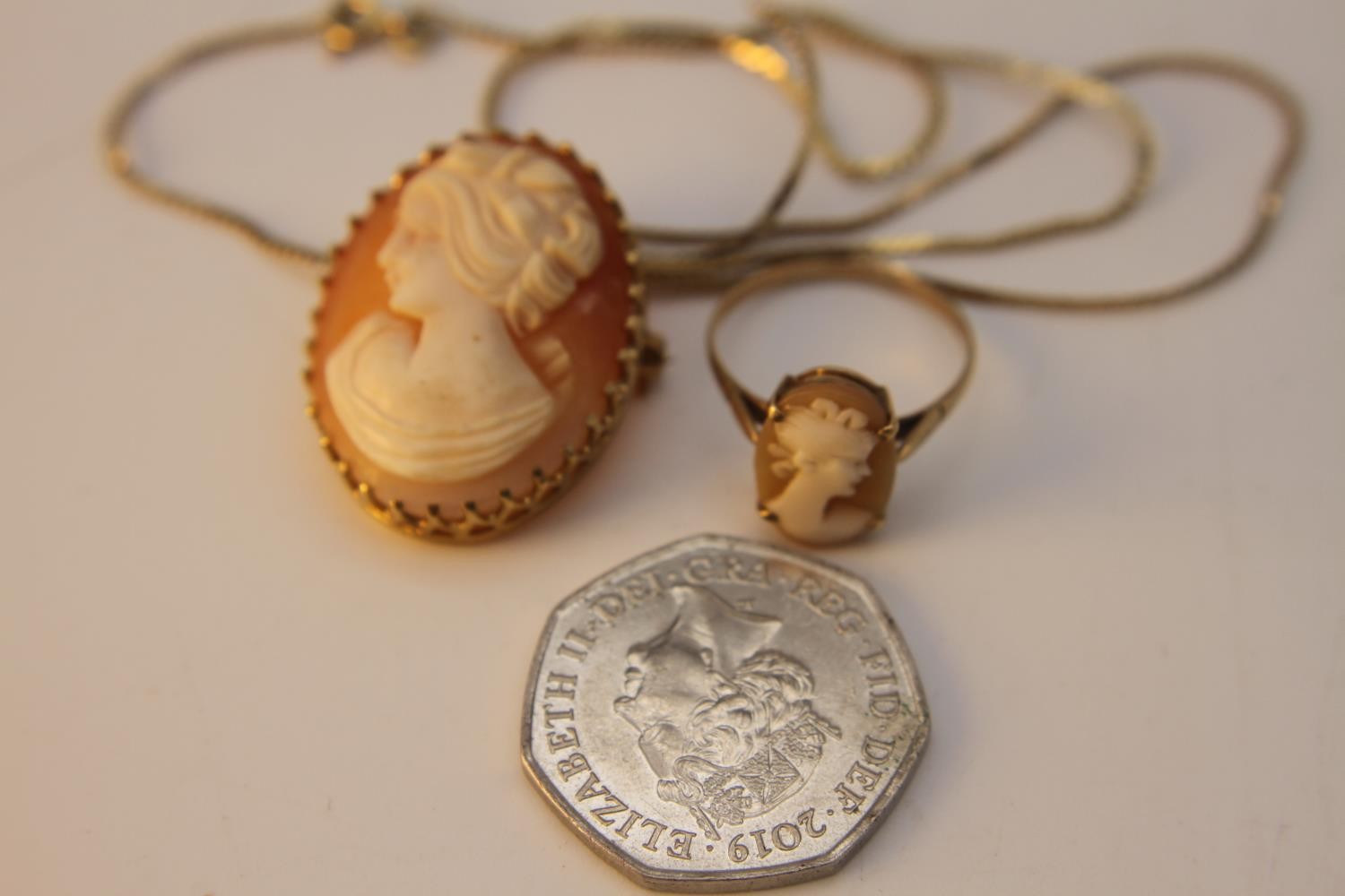 A 9 carat yellow gold set carved shell cameo brooch and ring. The carved cameo brooch with pierced - Image 4 of 4
