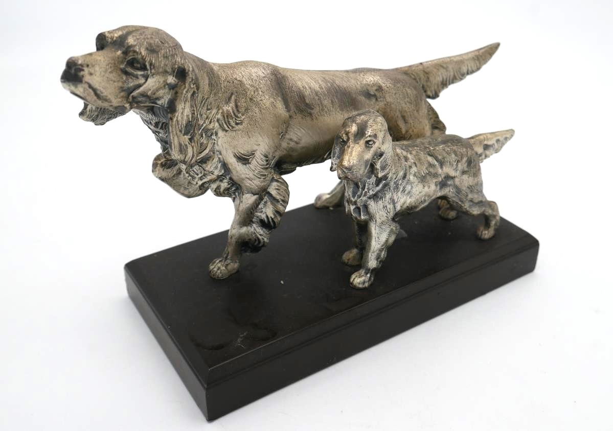 A silver plated Irish setter and puppy, intricately modelled mounted on a black wooden base. H.17 - Image 2 of 4