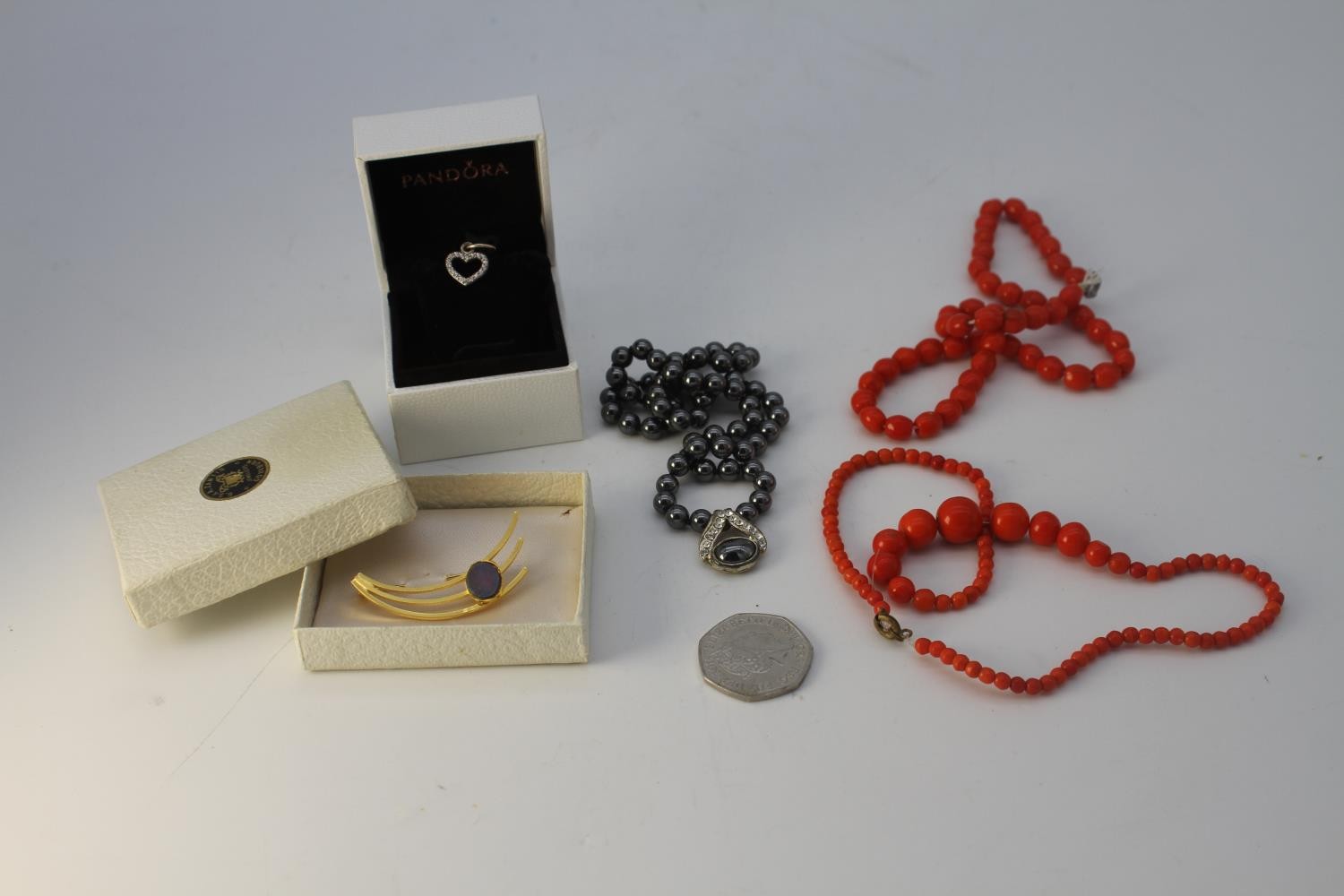 A collection of jewellery. Including a boxed Pandora stone set heart charm, a black opal doublet - Image 10 of 10