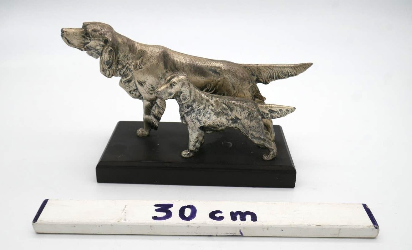 A silver plated Irish setter and puppy, intricately modelled mounted on a black wooden base. H.17 - Image 4 of 4