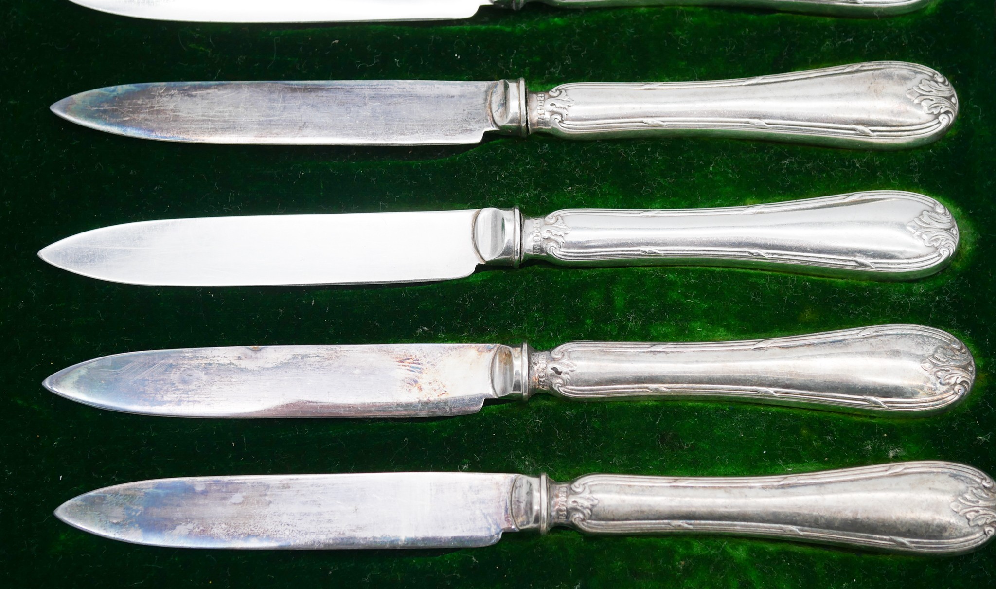 A leather cased set of Mappin and Webb silver plated fruit knives, a leather cased pair of silver - Image 4 of 10