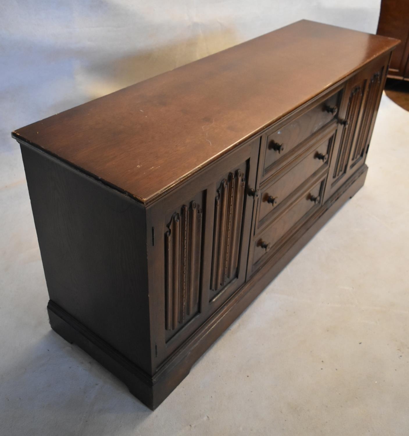 A mid century country antique style oak sideboard with a central bank of drawers flanked by linen - Image 8 of 11