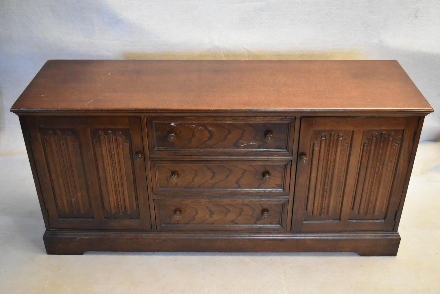 A mid century country antique style oak sideboard with a central bank of drawers flanked by linen - Image 2 of 11