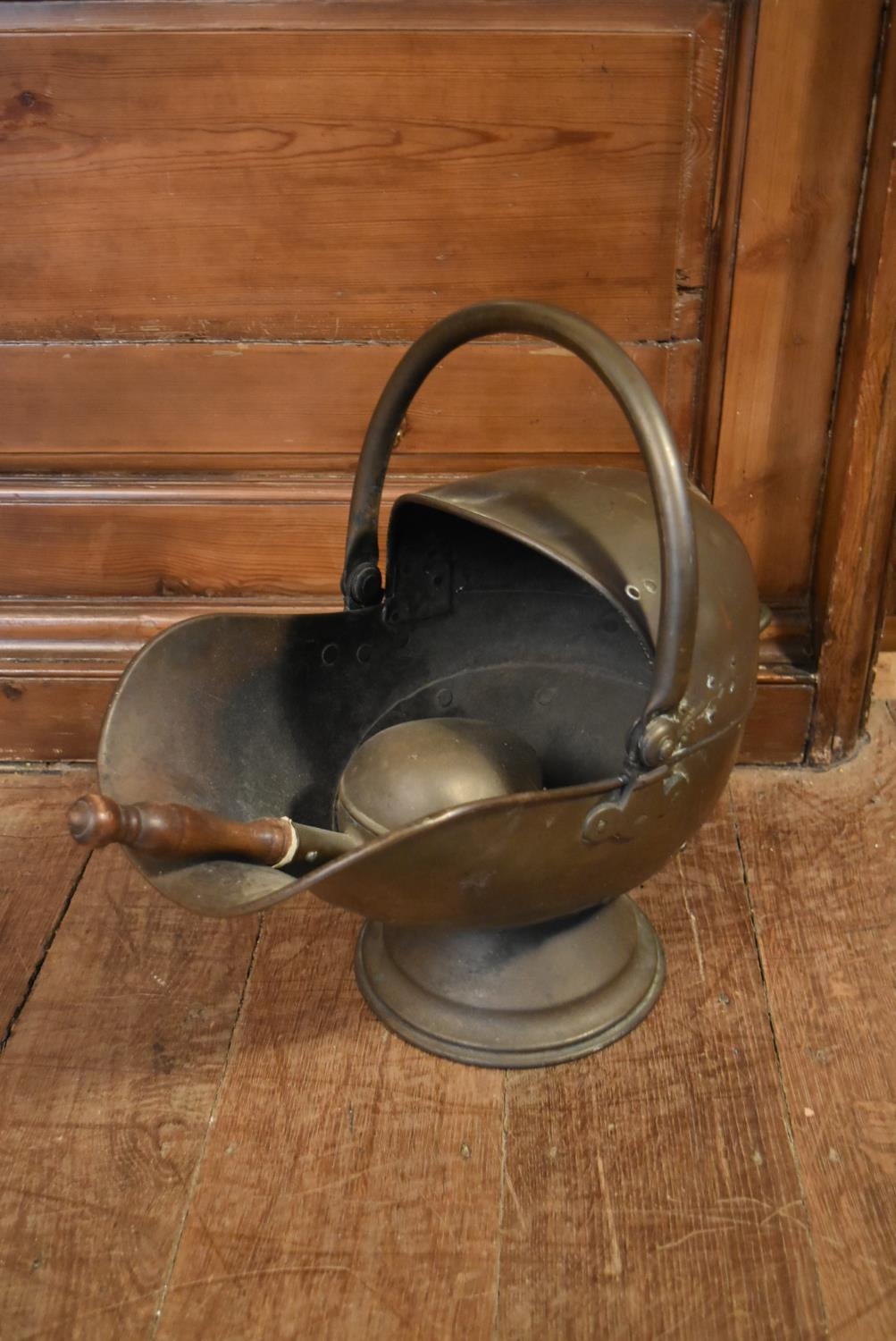 A Victorian helmet shaped brass coal scuttle with shovel. H.40 W.47cm (2) - Image 2 of 6
