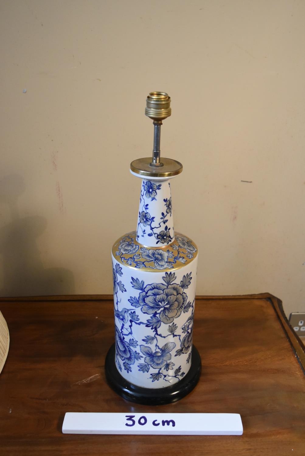 A contemporary blue and white table lamp, with floral decoration and a cream pleated shade. H.50 - Image 6 of 7