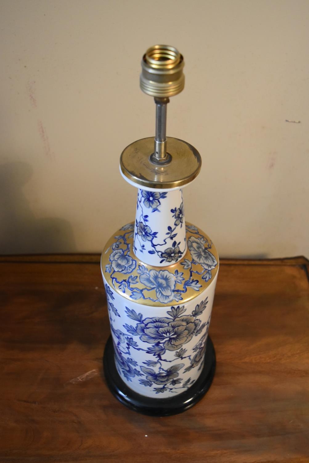A contemporary blue and white table lamp, with floral decoration and a cream pleated shade. H.50 - Image 5 of 7