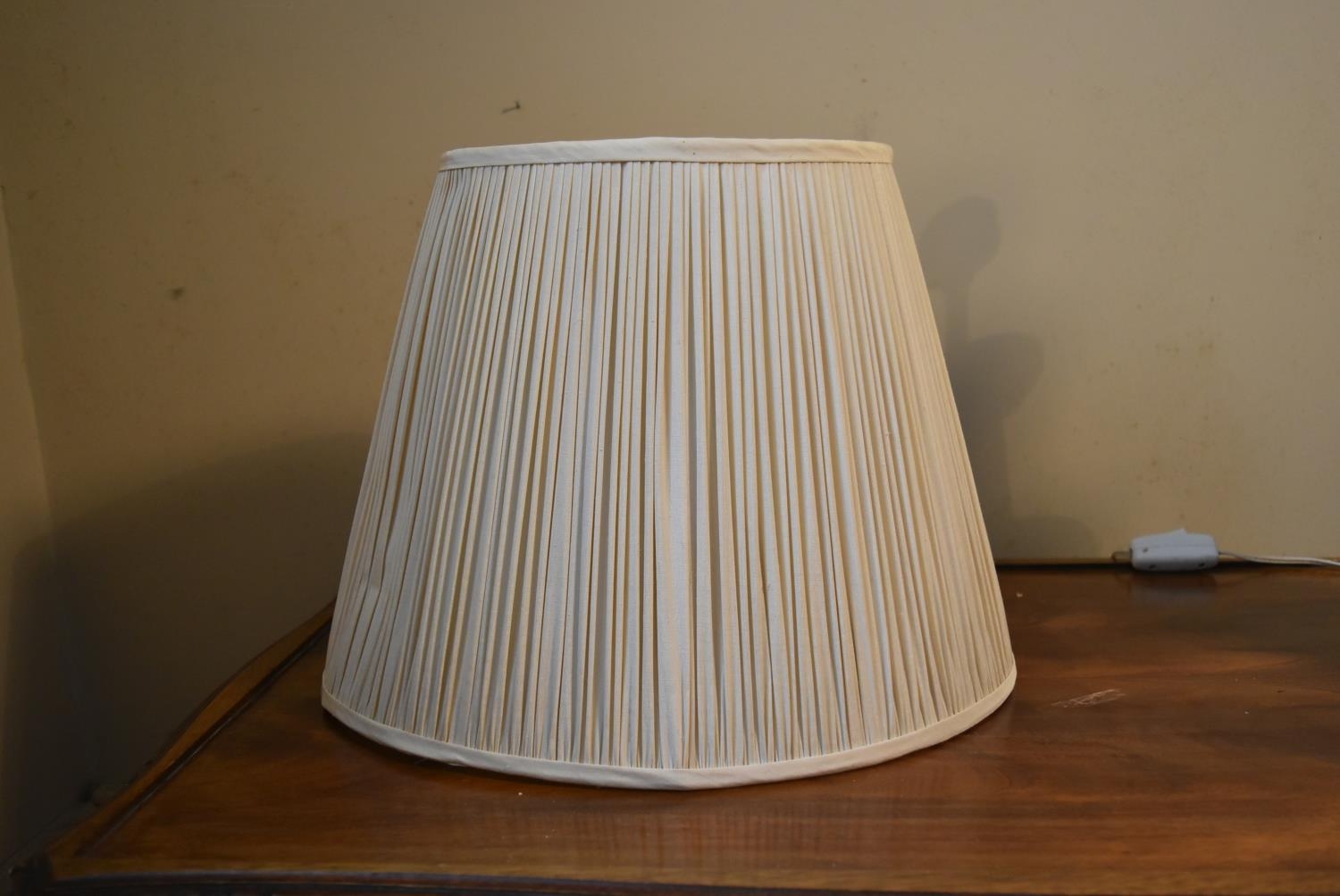 A contemporary blue and white table lamp, with floral decoration and a cream pleated shade. H.50 - Image 4 of 7