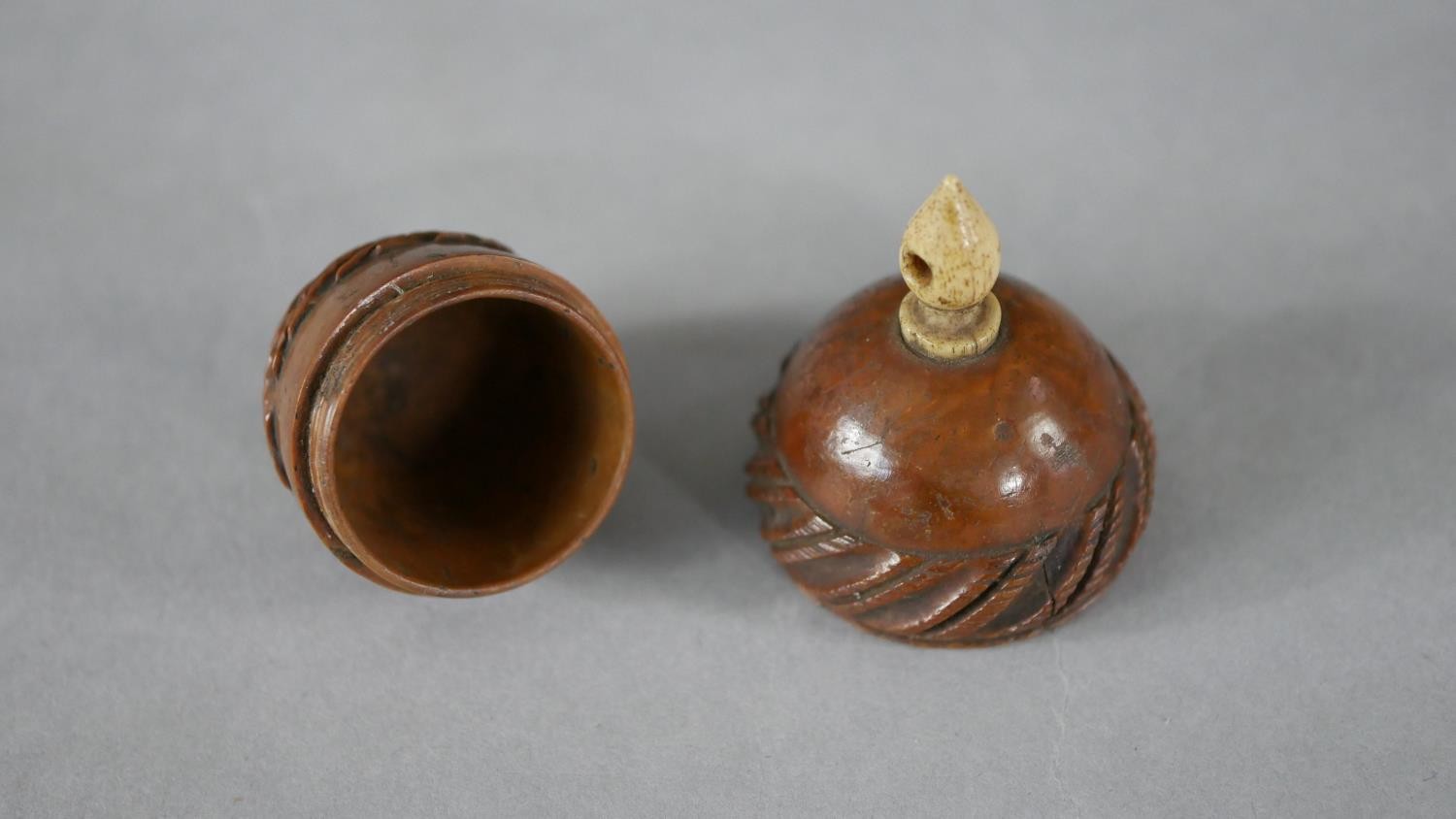 Three 19th century coquilla nut acorn design thimble holders. Each with a repeating foliate design - Image 3 of 7