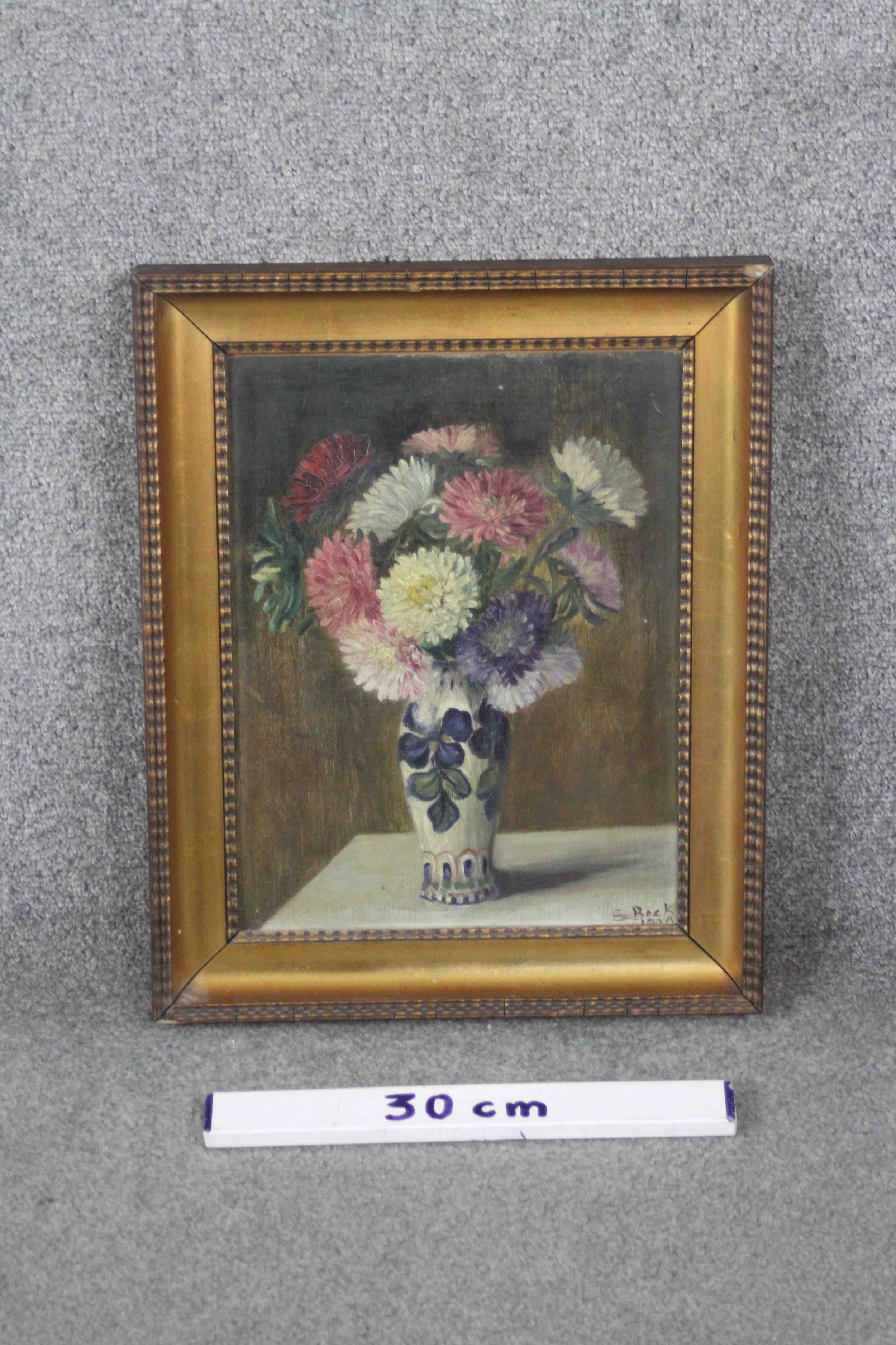 A 20th century gilt framed oil on board, still life of a vase of chrysanthemums. Signed S. Beck, - Image 4 of 4