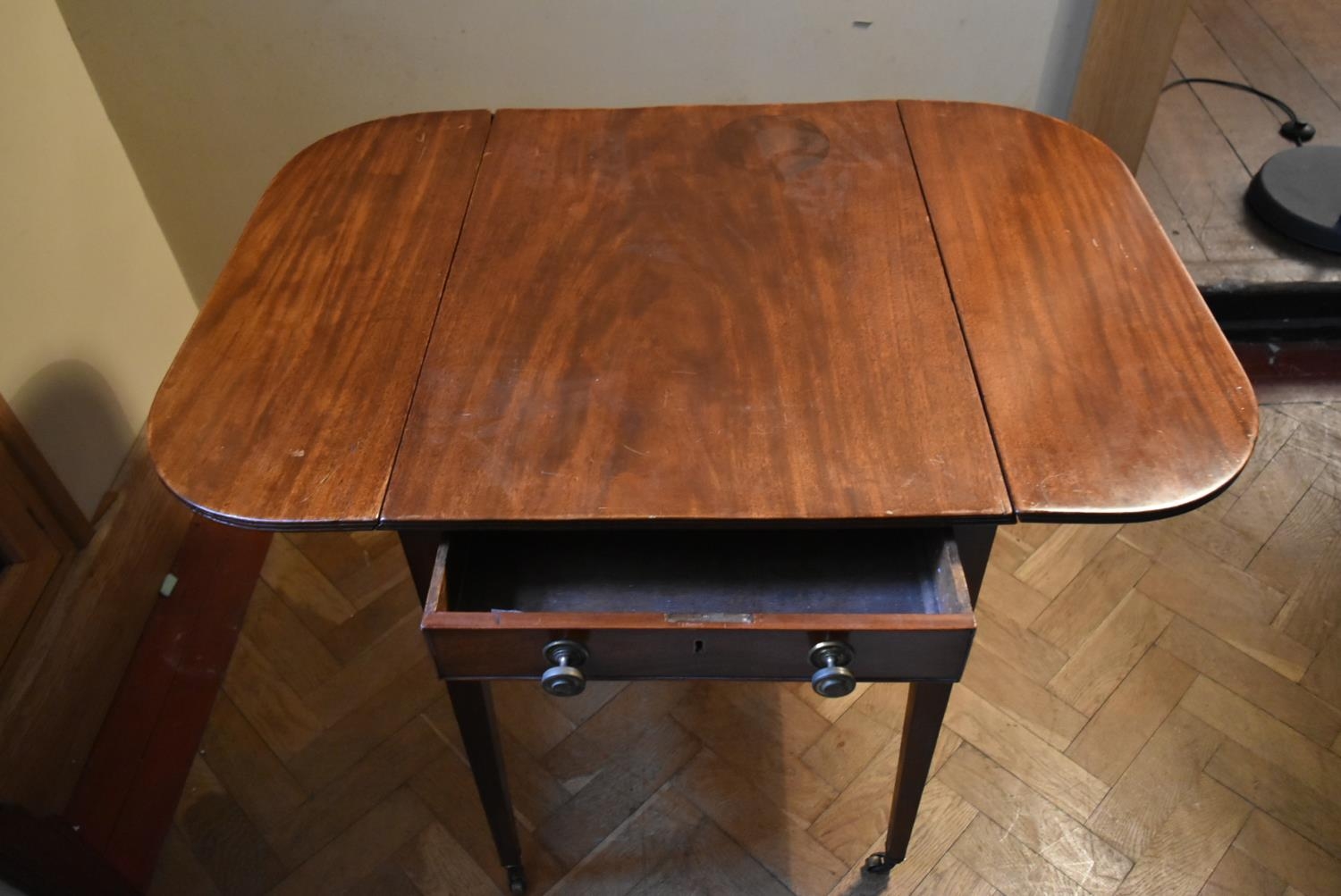 An early 19th century mahogany drop flap Pembroke table on square tapering supports terminating in - Image 5 of 7