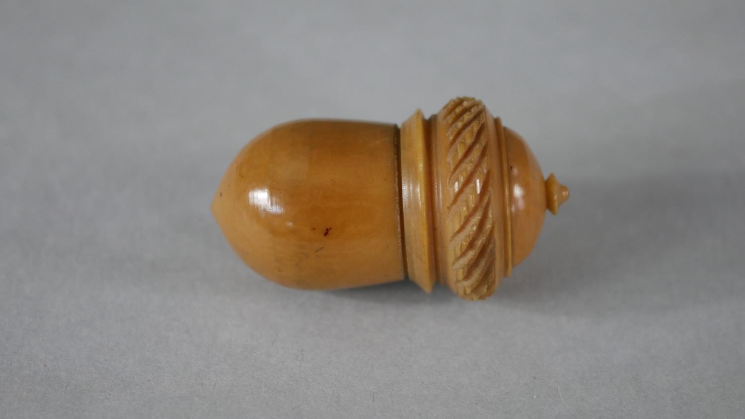 Three 19th century coquilla nut and vegetable ivory acorn design thimble holders. Each with a - Image 2 of 6