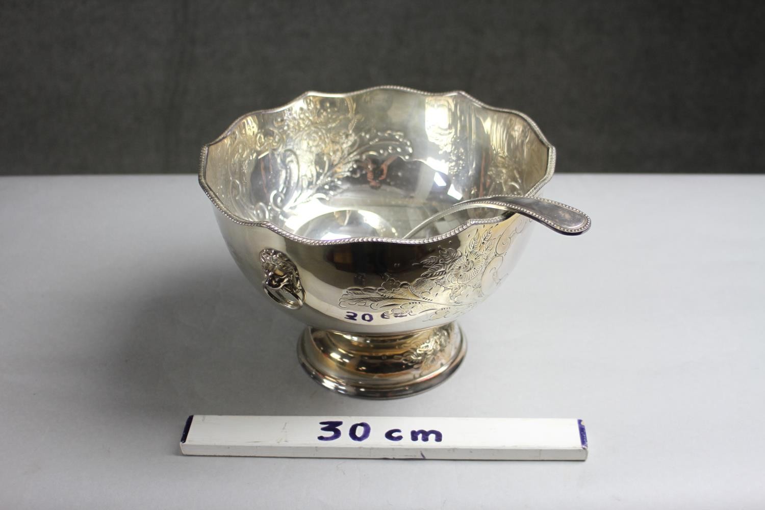 A hand chased floral design silver plate punch bowl and ladle. The pedestal bowl with twin lion head - Image 9 of 9