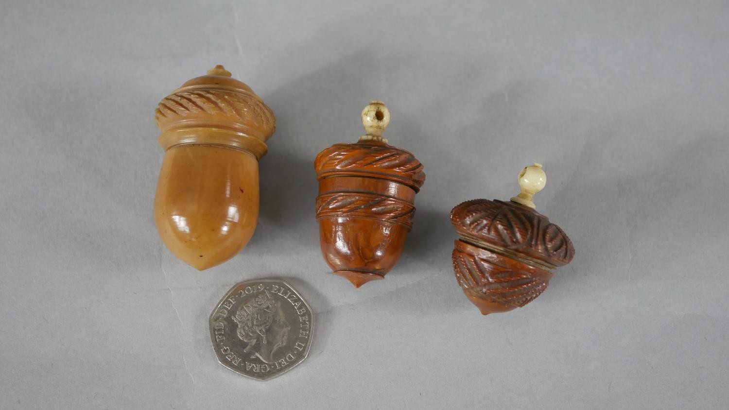 Three 19th century coquilla nut and vegetable ivory acorn design thimble holders. Each with a - Image 6 of 6