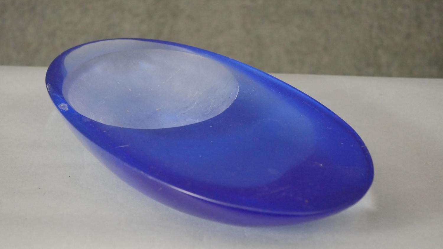 A mid century blue acrylic oval abstract design fruit bowl. H.7 W.37 D.20cm - Image 4 of 4