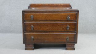 A vintage oak chest of drawers. H.75 W.87 D.42cm