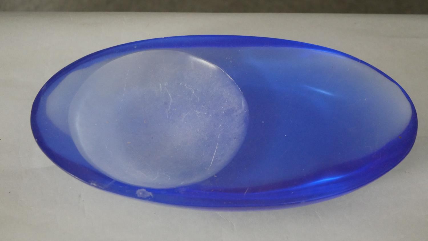 A mid century blue acrylic oval abstract design fruit bowl. H.7 W.37 D.20cm - Image 3 of 4