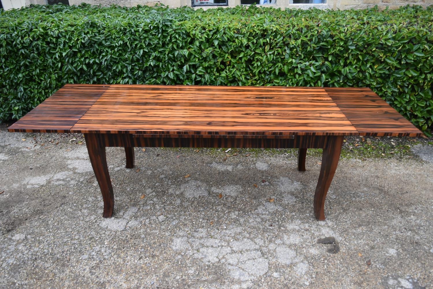 A contemporary zebra wood extending draw leaf dining table raised on square tapering shaped - Image 7 of 8