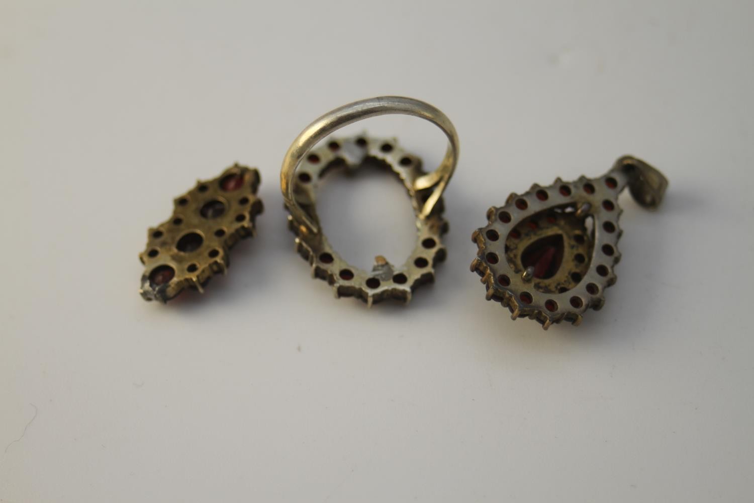 An early 20th century Bohemian garnet ring (damaged) and drop shape cluster pendant. The ring set in - Image 2 of 4