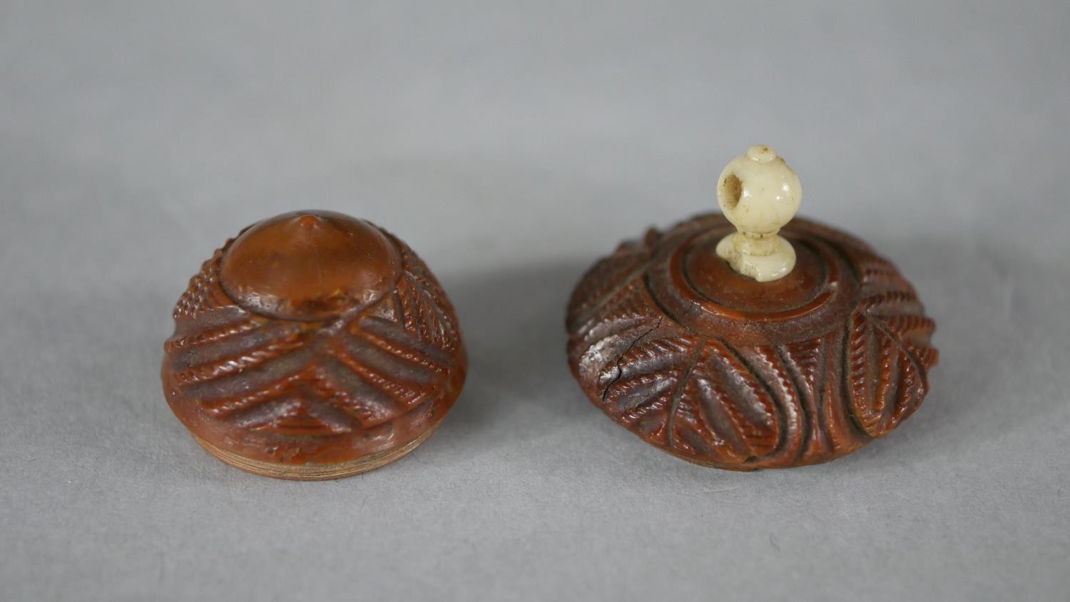 Three 19th century coquilla nut and vegetable ivory acorn design thimble holders. Each with a - Image 4 of 6