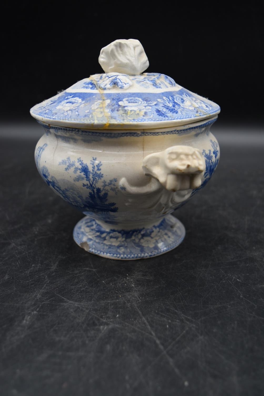 A collection of 19th century Coalport chinaware. To include a pair of lidded soup bowls, two jugs - Image 6 of 16