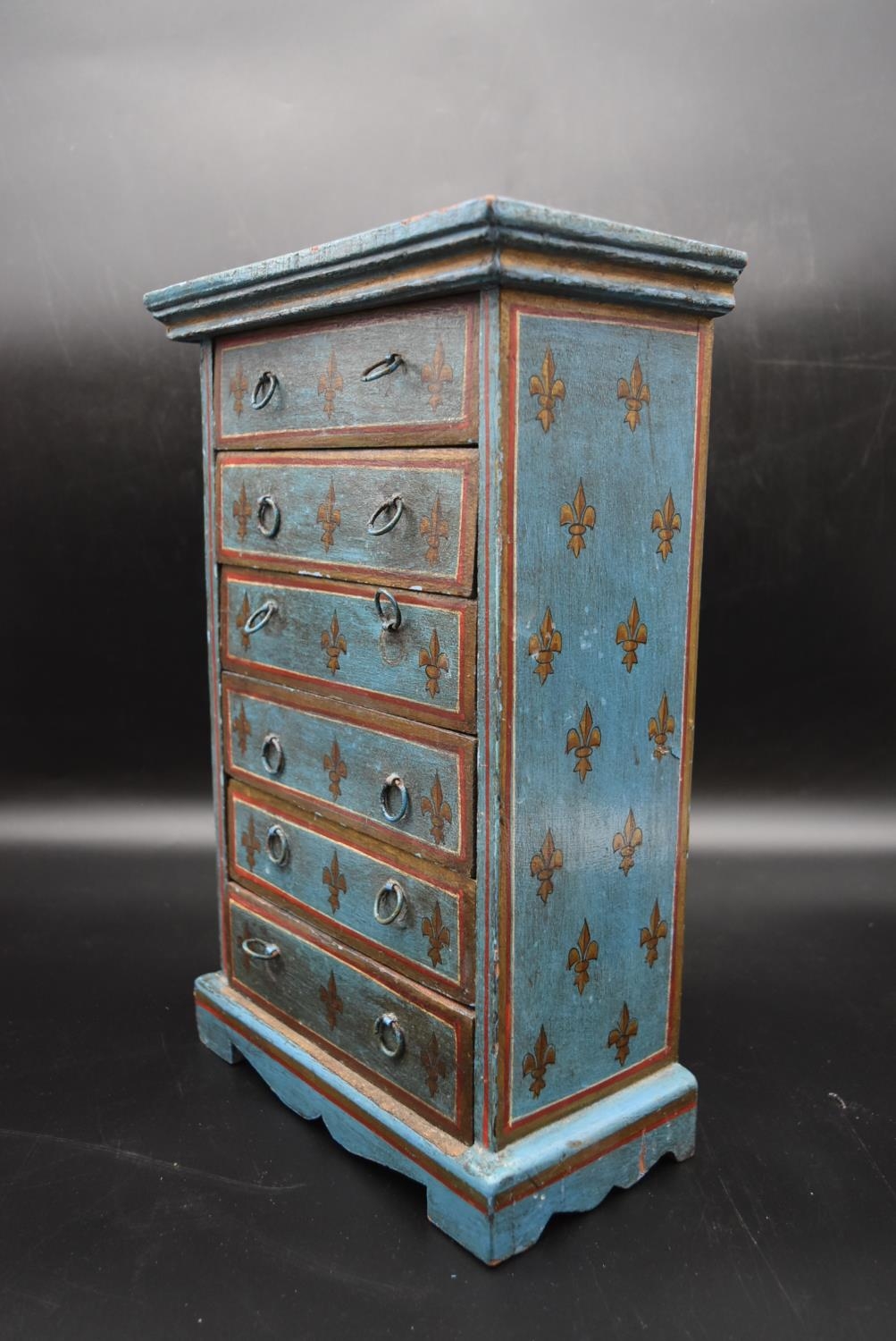 An Indian jewellery chest in the form of a painted six drawer tallboy with gilt Fleur de Lys - Image 5 of 6