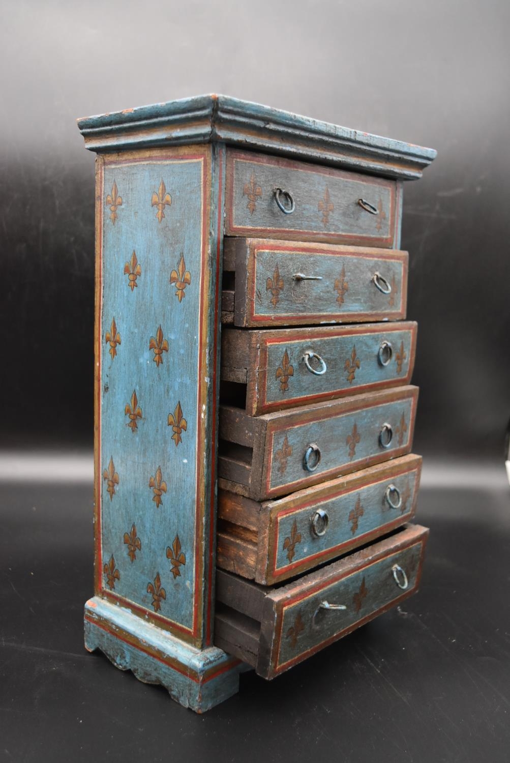 An Indian jewellery chest in the form of a painted six drawer tallboy with gilt Fleur de Lys - Image 3 of 6