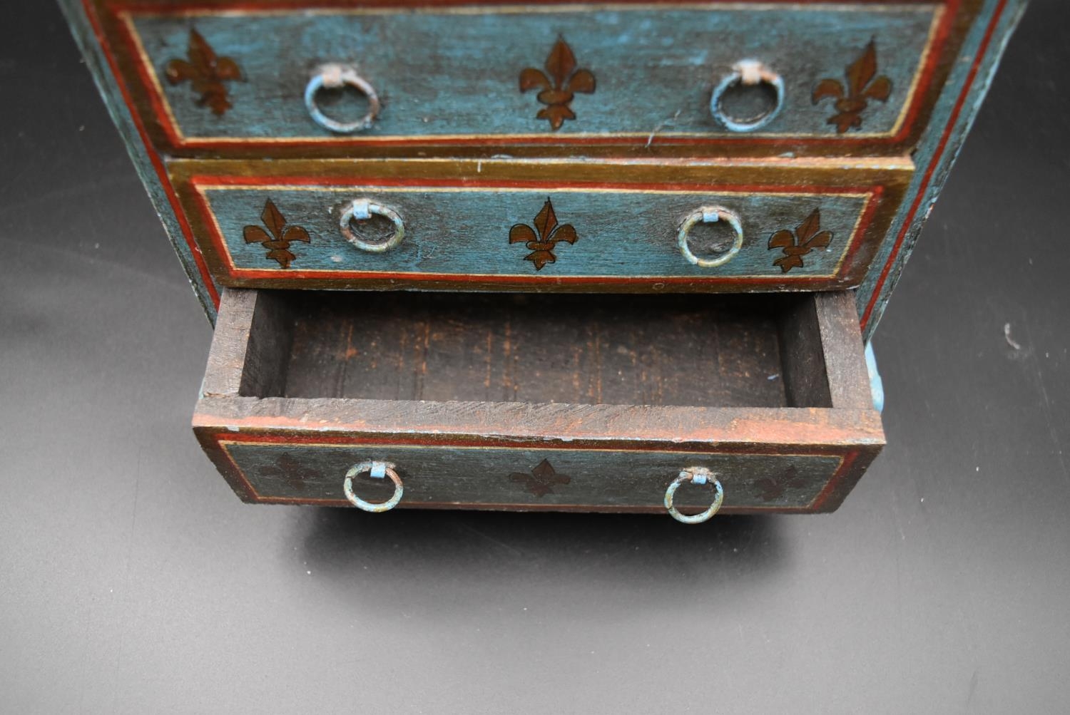 An Indian jewellery chest in the form of a painted six drawer tallboy with gilt Fleur de Lys - Image 4 of 6