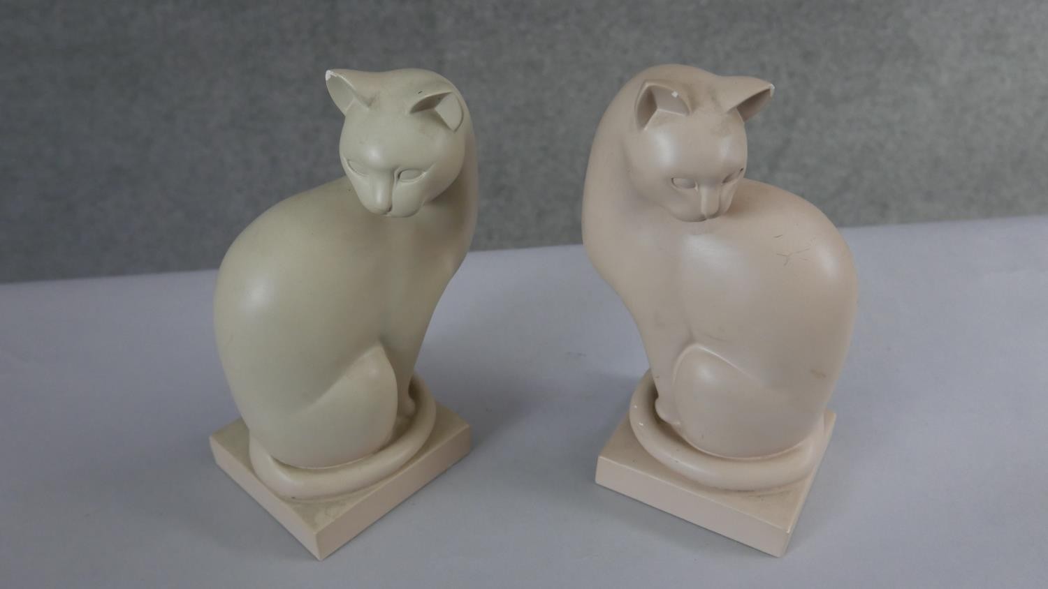 A pair of seated resin cat bookends. H.24 W.10 D.10cm - Image 2 of 4