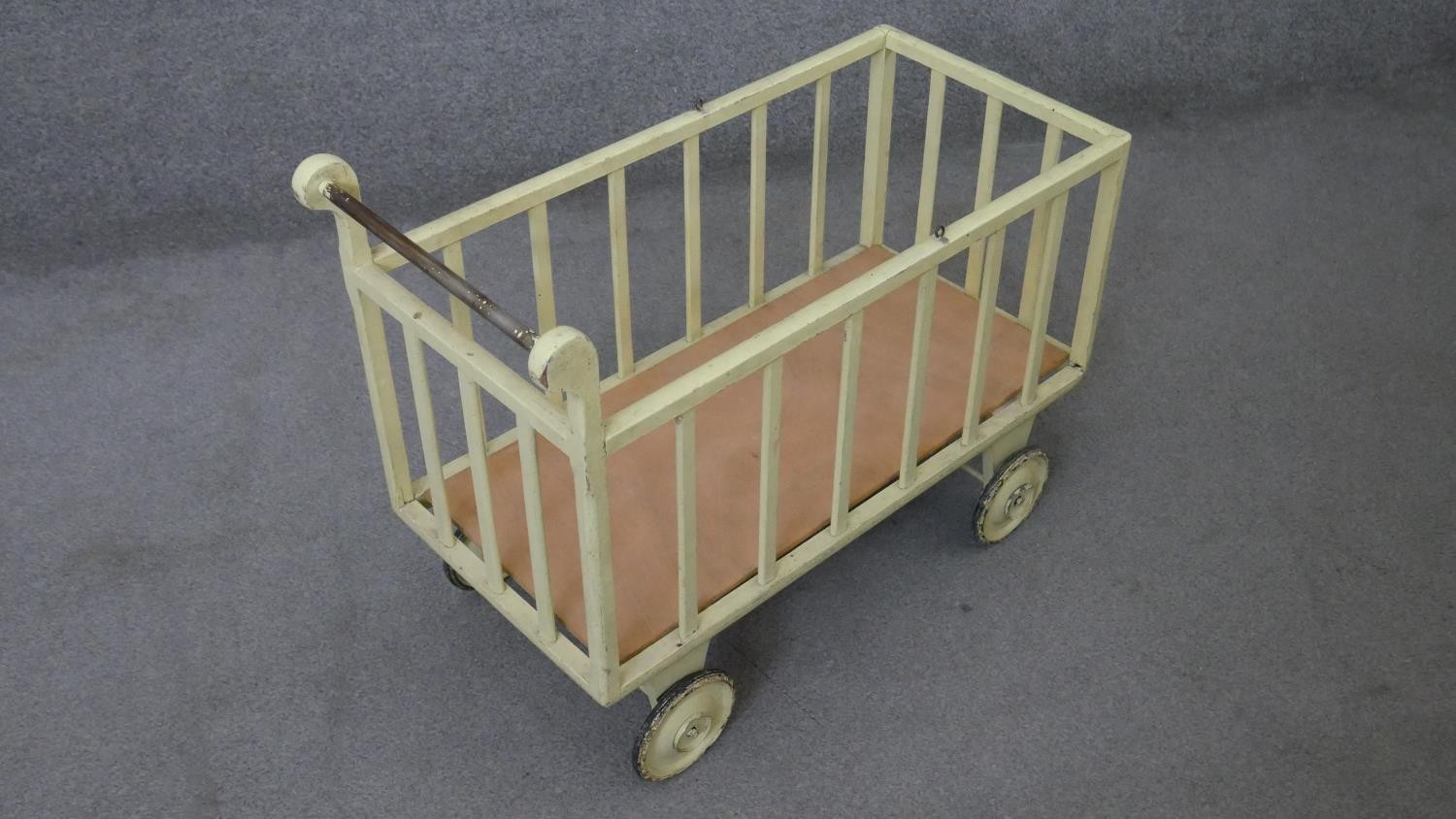 A vintage painted child's toy trolley or doll's pram. H.58 W.75 D.34 cm - Image 2 of 4