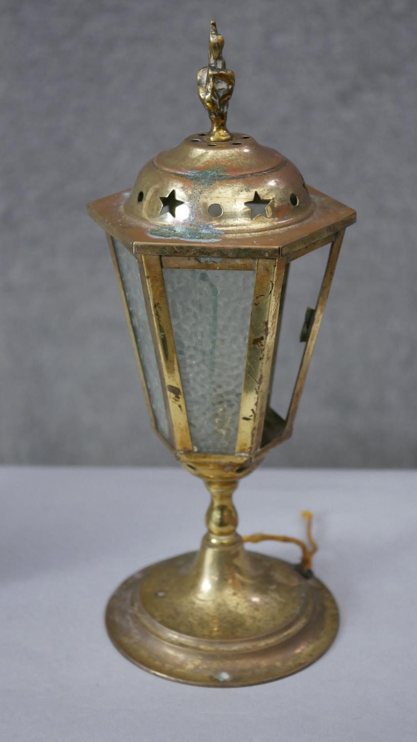 A brass coaching lantern along with a brass oil lamp fitting and gilt metal ormolu mantle clock - Image 3 of 5