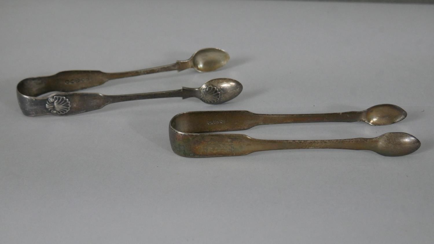 A collection of silver and silver plate. Including two sets of silver sugar tongs, one with shell - Image 3 of 10