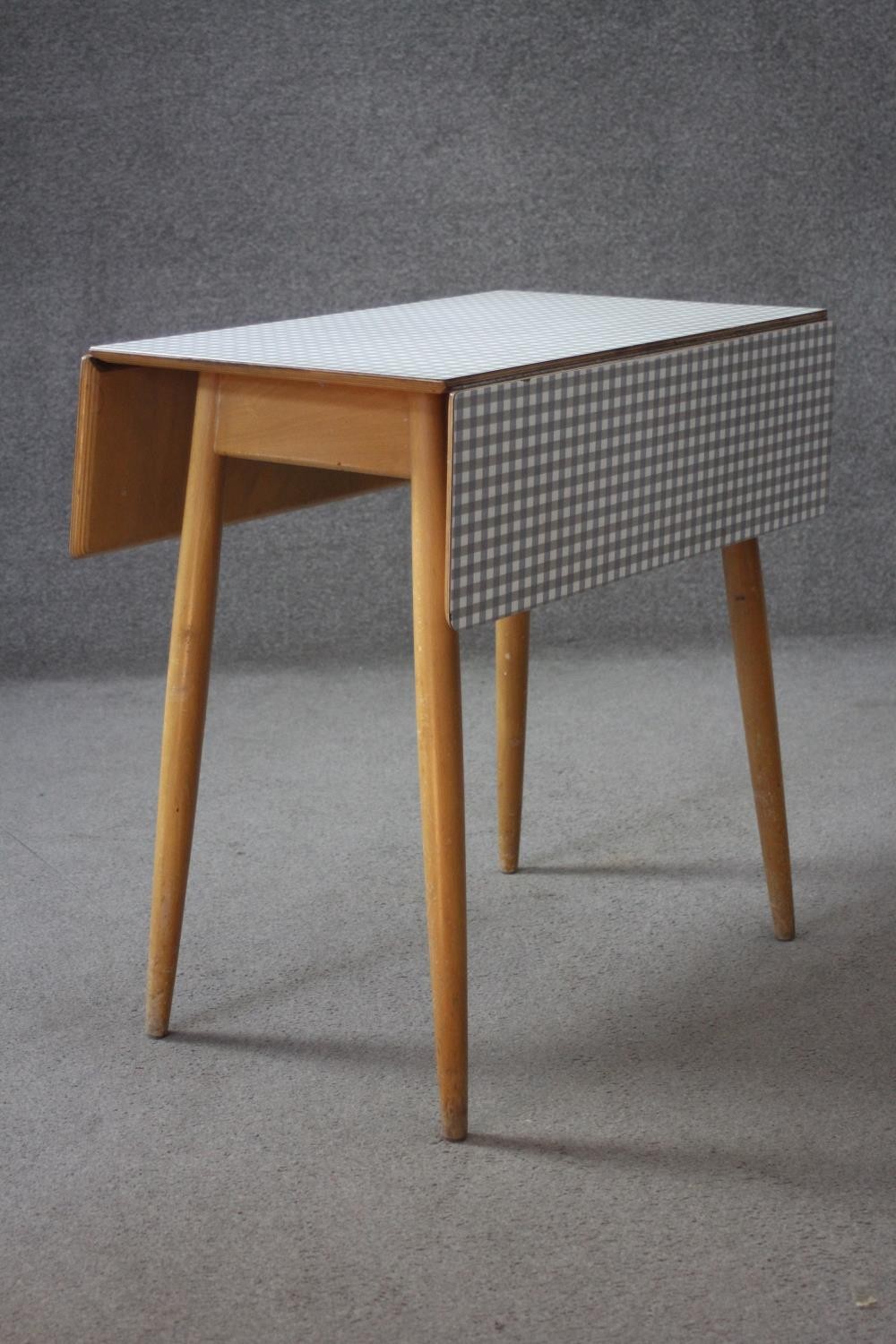 A mid century vintage drop flap kitchen table with gingham check laminated top. H.74 W.89 D.68 cm. - Image 5 of 11